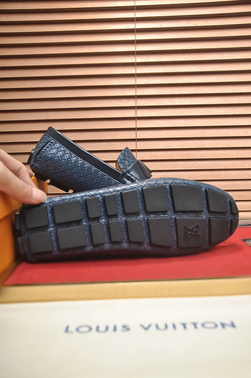 Men's men's shoes💰460💶 [LV Doudou shoes] (water-dyed cowhide lining) new model is on the market, available on the official website. The new Doudou shoes are processed into single-color materials, and the uppers are made of imported woven cowhide material. The body of the shoe is fully hemmed with mark thread, and is lined with imported original cowhide leather. The elegant shoe shape is super suitable for all-matching, and the size is 38-44.